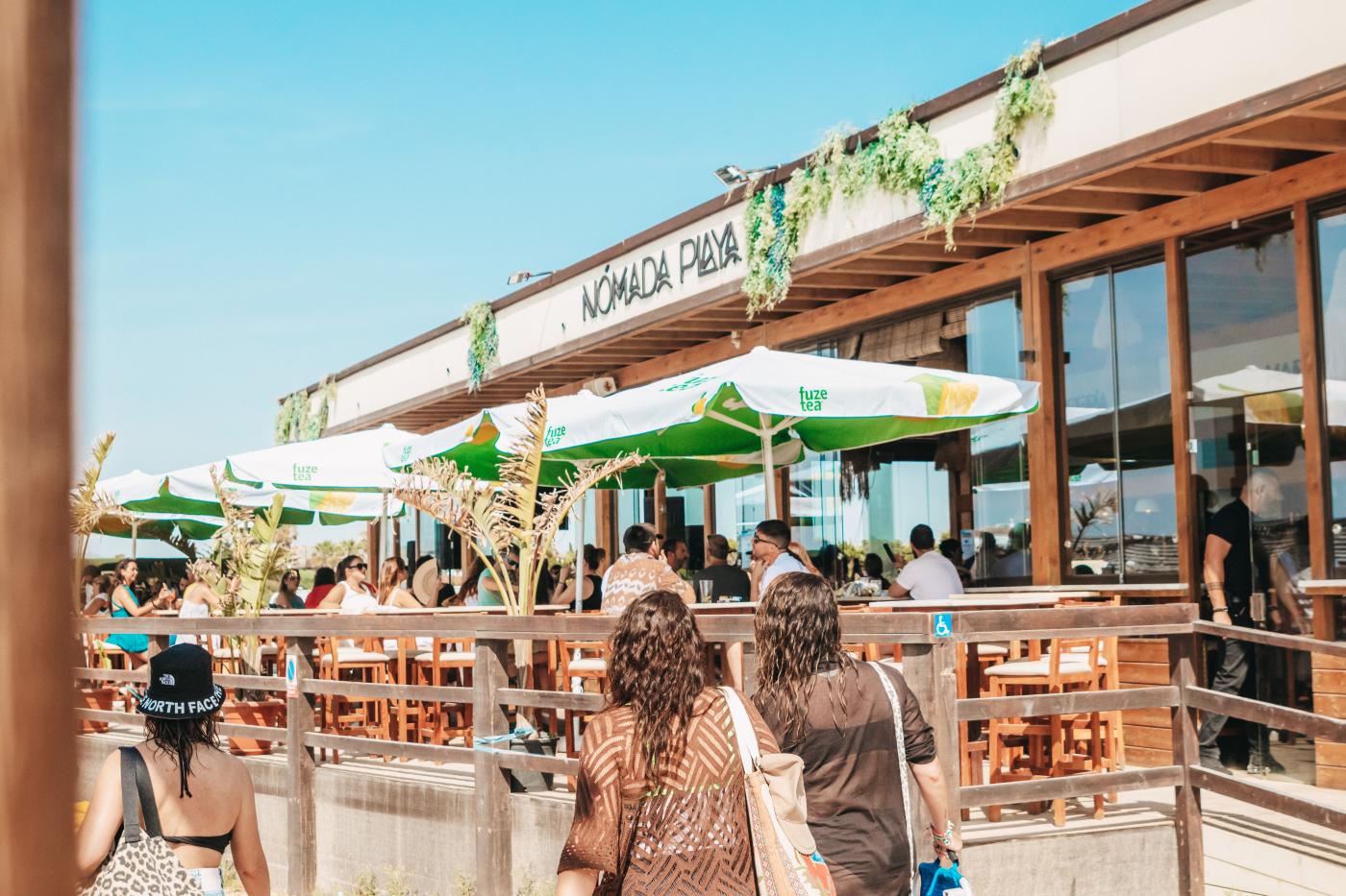 Agosto en El Palmar se vive en el Nómada Playa: Conciertos, gastronomía y puestas de sol