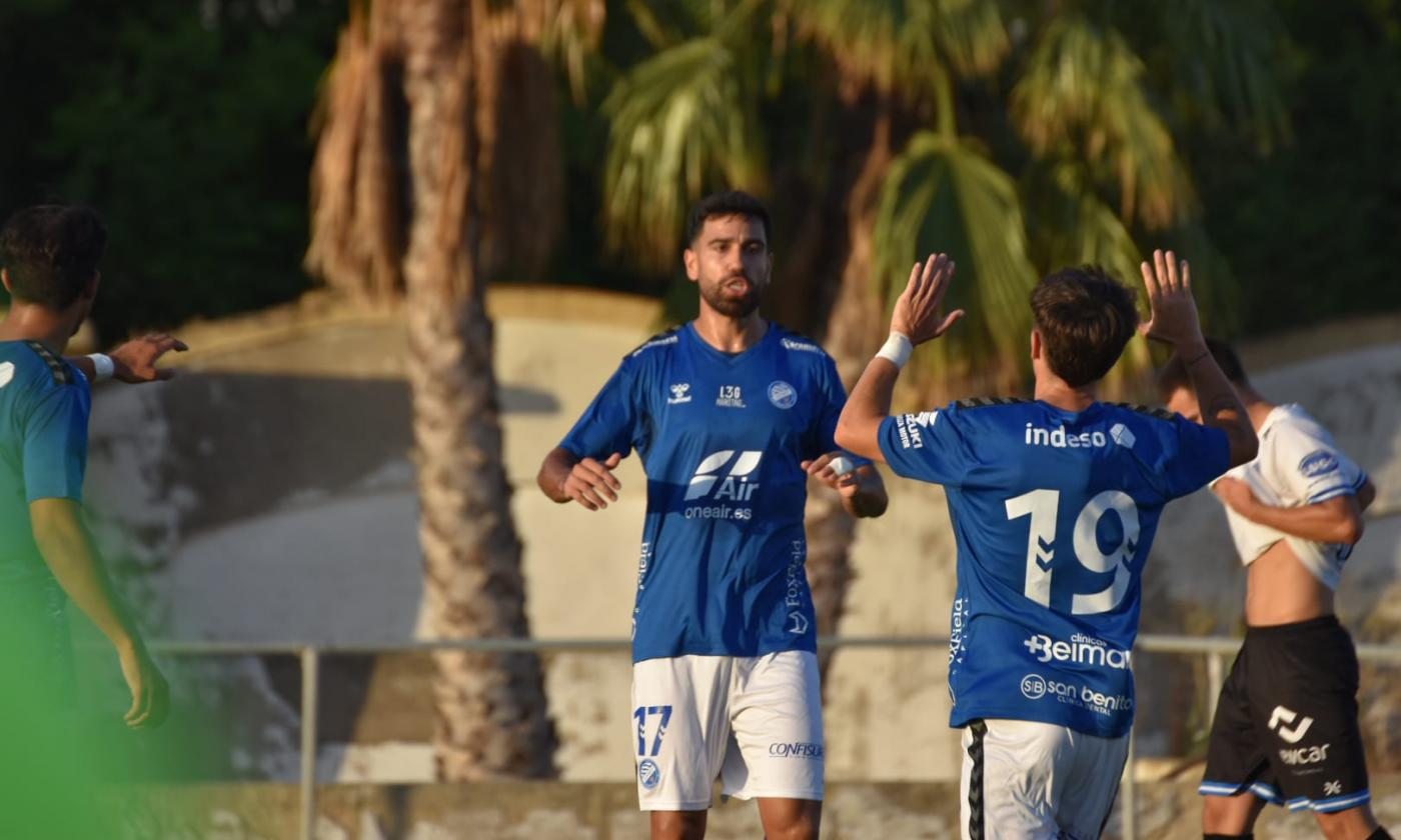Dieste celebra su gol en el Pedro S. Garrido. - xerezdfc.com