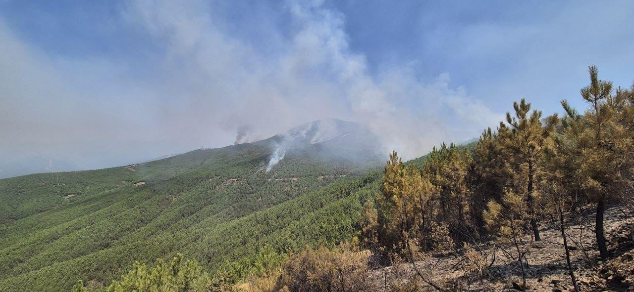 Los efectivos se centran en controlar varios flancos del incendio en Las Hurdes 