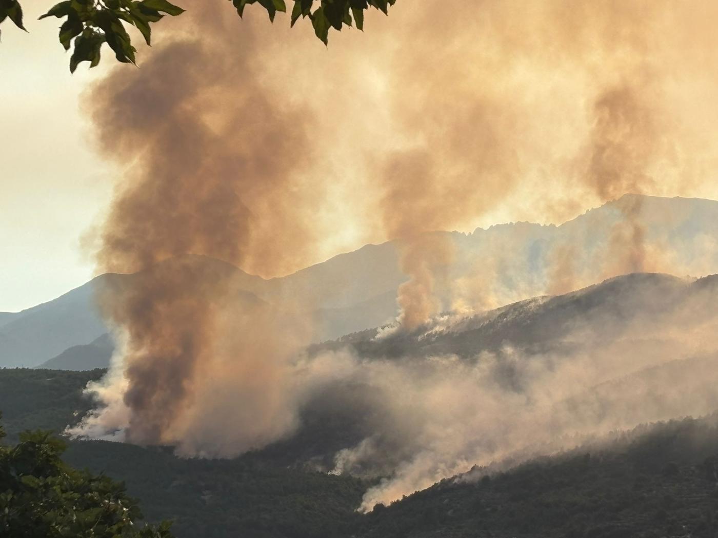 El incendio de Cuevas del Valle en Ávila está confinado en una zona de seguridad