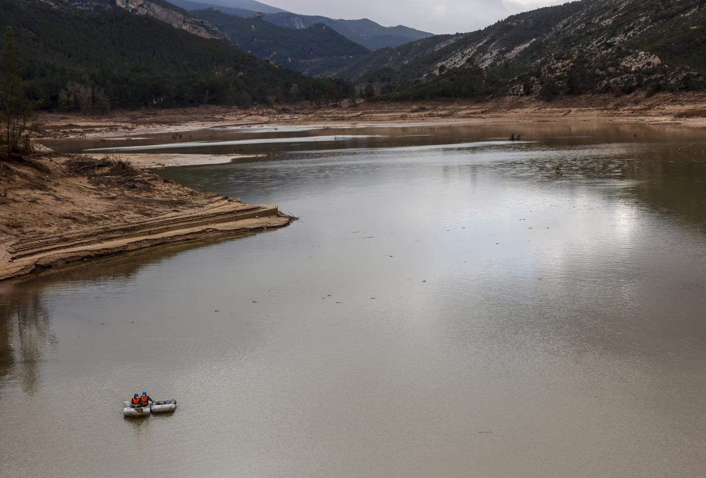 Una lancha trabaja para limpiar el agua. - Europa Press.