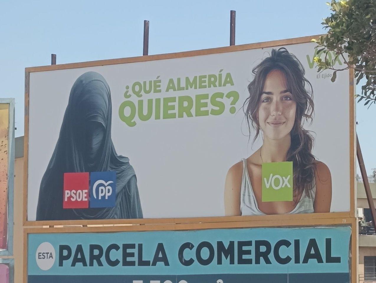 El Ejido estudia acciones legales para retirar una valla de Vox sobre inmigración