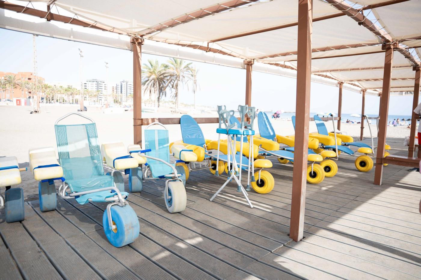 Activan en la playa de El Zapillo un servicio de apoyo para personas con discapacidad
