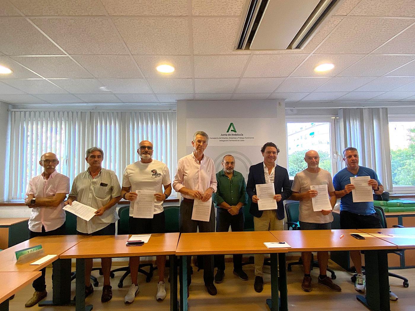 Firma del convenio del autobús de Cádiz y San Fernando. - VIVA