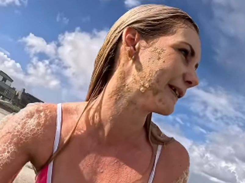 Una influencer se graba nadando en un mar de espuma y resultan ser aguas residuales