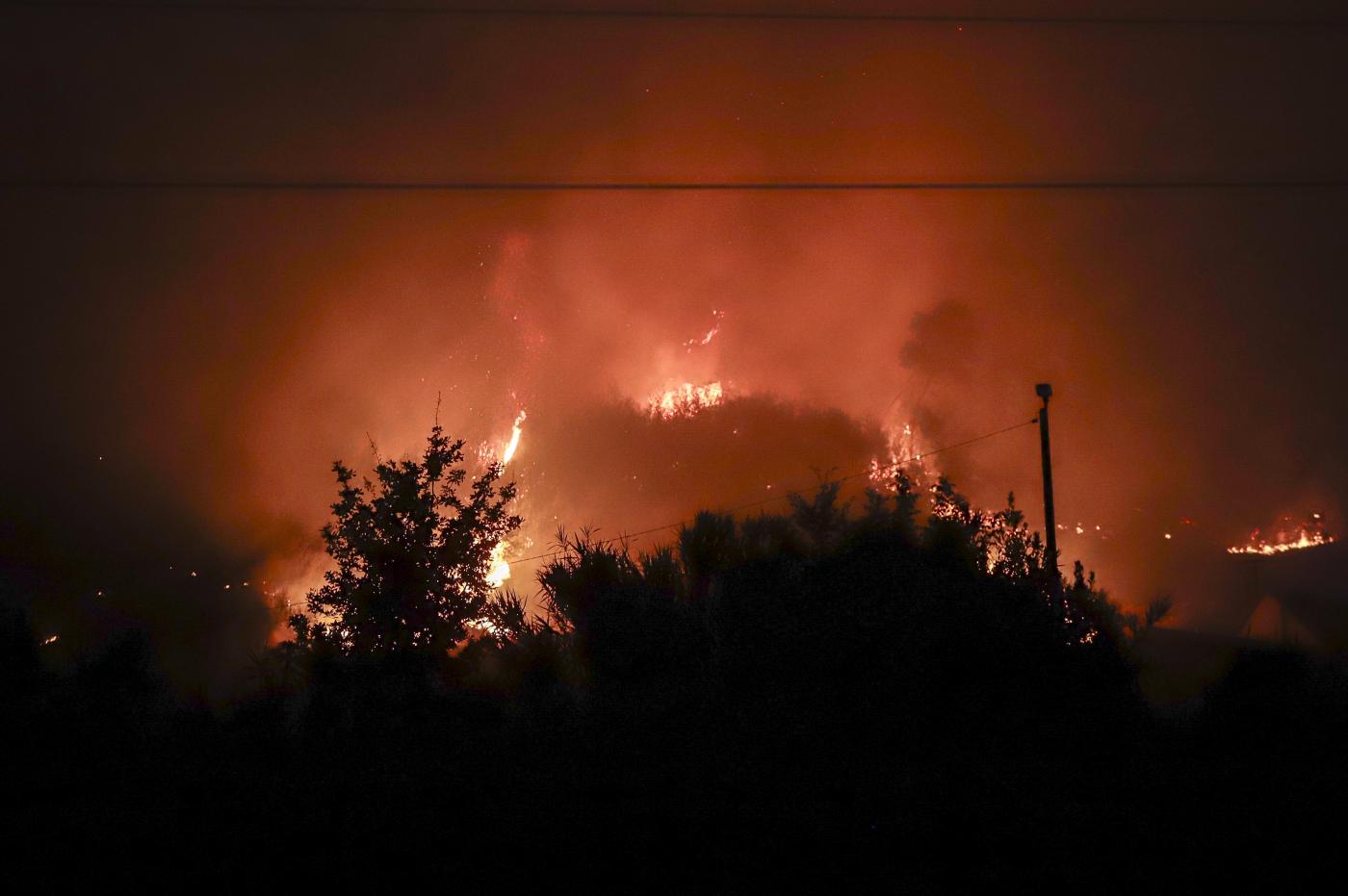 El incendio de Pontevedra, que calcina unas 300 hectáreas, evoluciona favorablemente