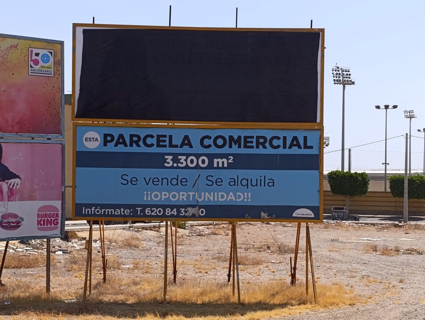 IU denuncia las vallas de Vox en El Ejido por posible incitación al odio