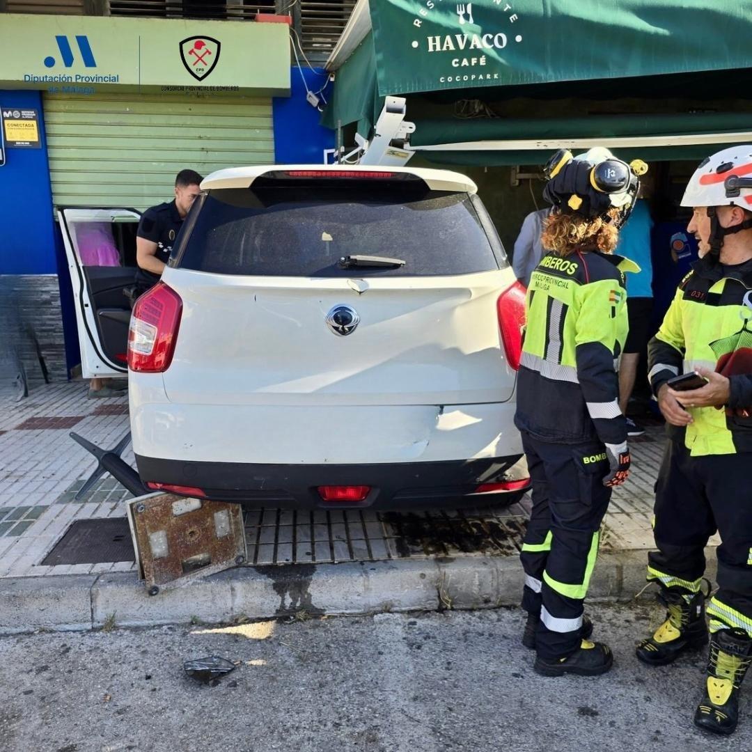 Un coche se empotra contra un bar en Rincón de la Victoria y deja 4 heridos