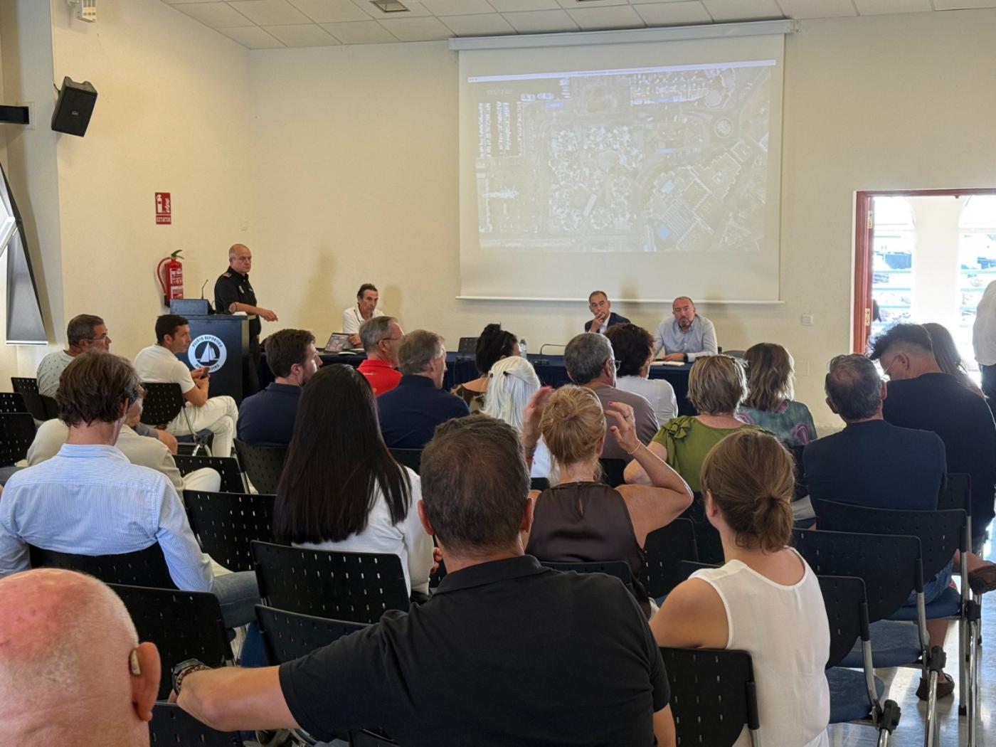 Un momento de la reunión. - Ayuntamiento de Benalmádena