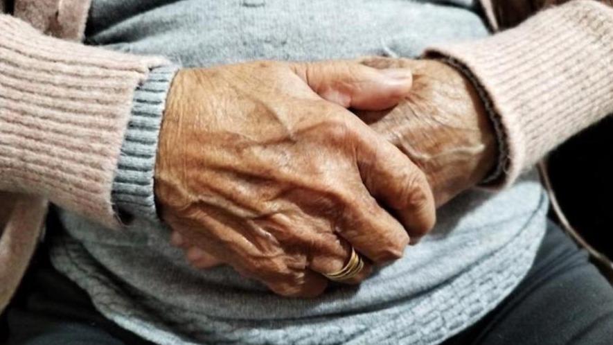 Así luchan las enfermeras andaluzas contra el enemigo más silencioso de la vejez 