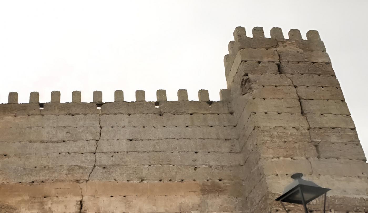 Baños de la Encina busca soluciones urgentes para frenar el deterioro de su castillo