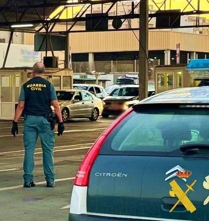 Descomisadas 500 cajetillas de tabaco ocultas en un doble fondo de una furgoneta