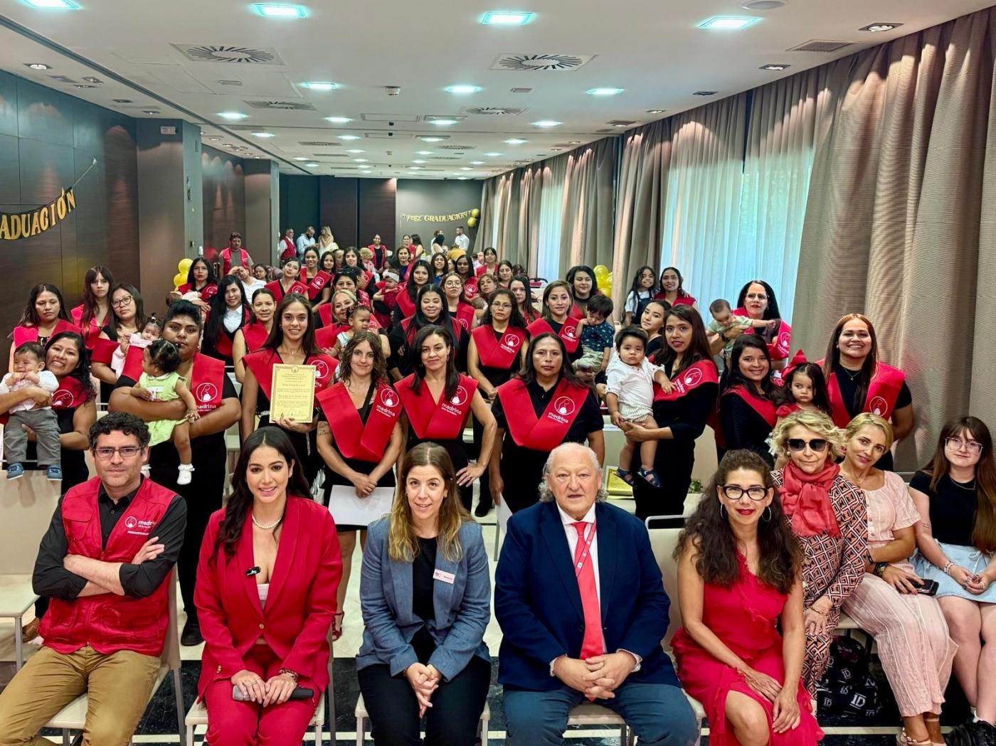 Un total de 70 mujeres se gradúan en la Universidad de Madres