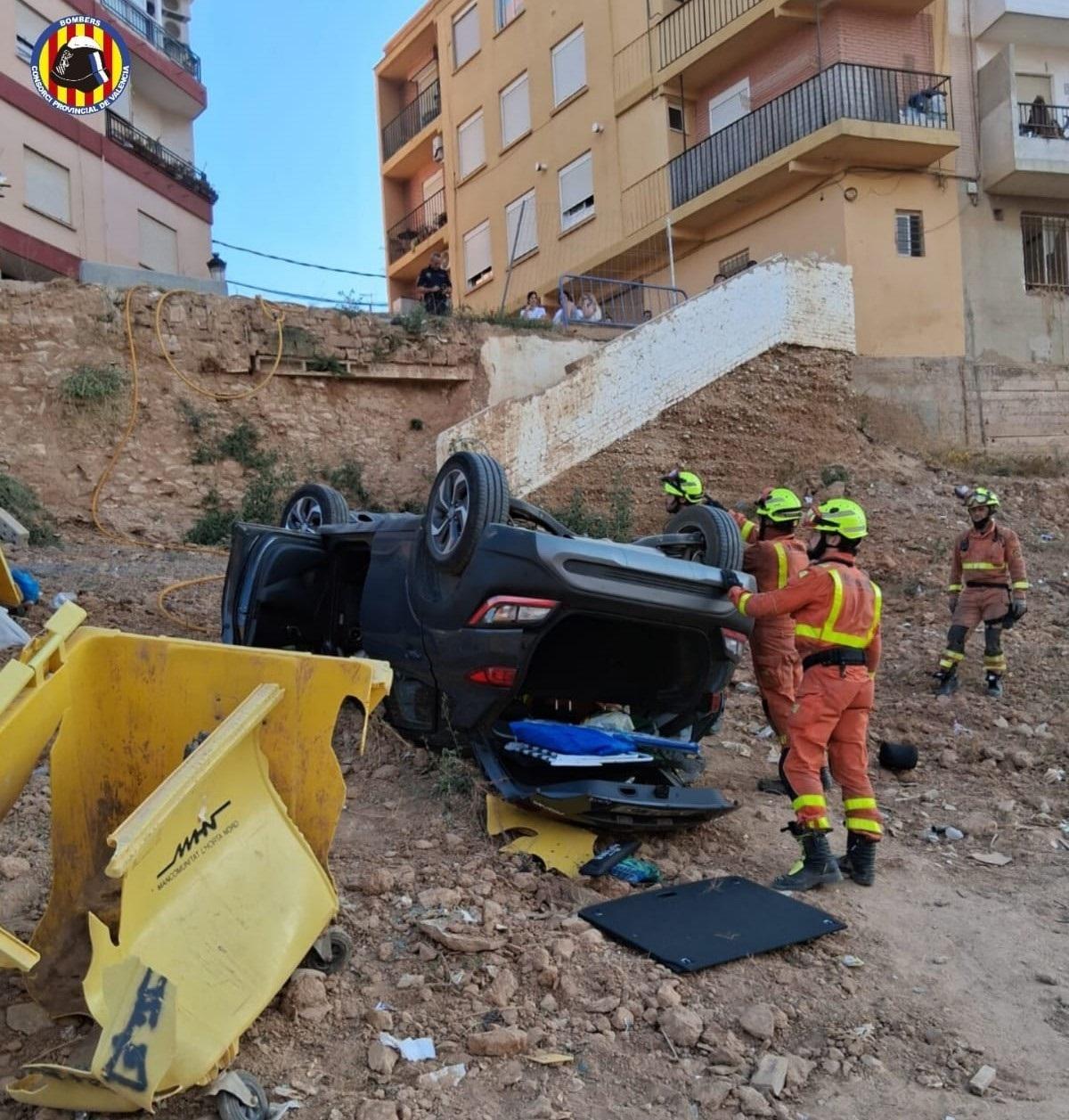 Tres heridos al caer con su vehículo en el barranco de Valencia
