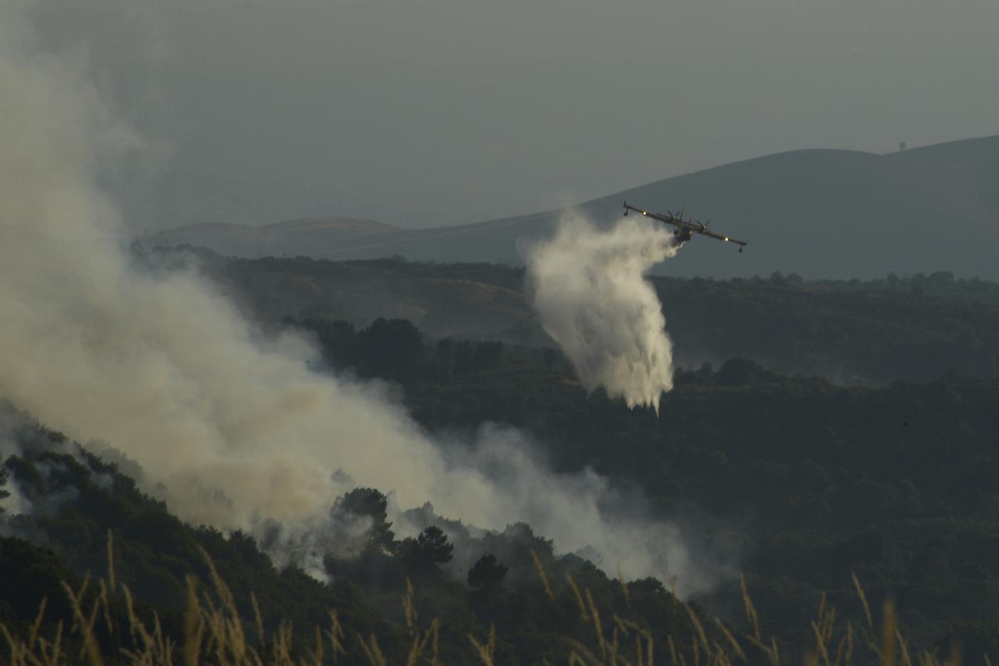 Continúa activo el incendio forestal de Ourense, que calcina ya 570 hectáreas