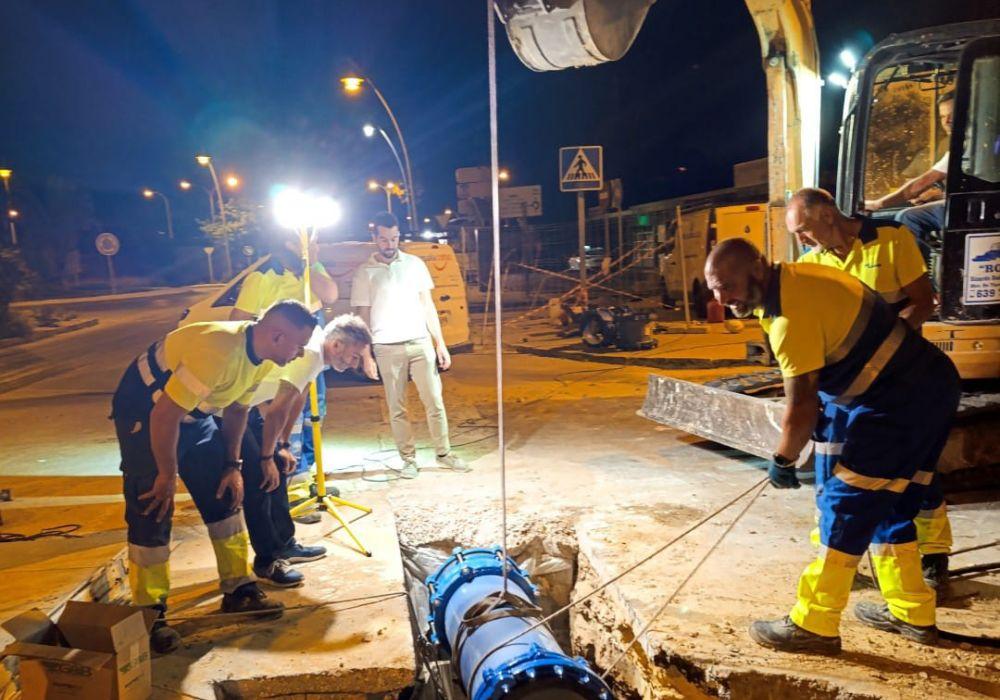 Culmina la conexión de la nueva tubería de la red de saneamiento de Carlos Cano de Rota