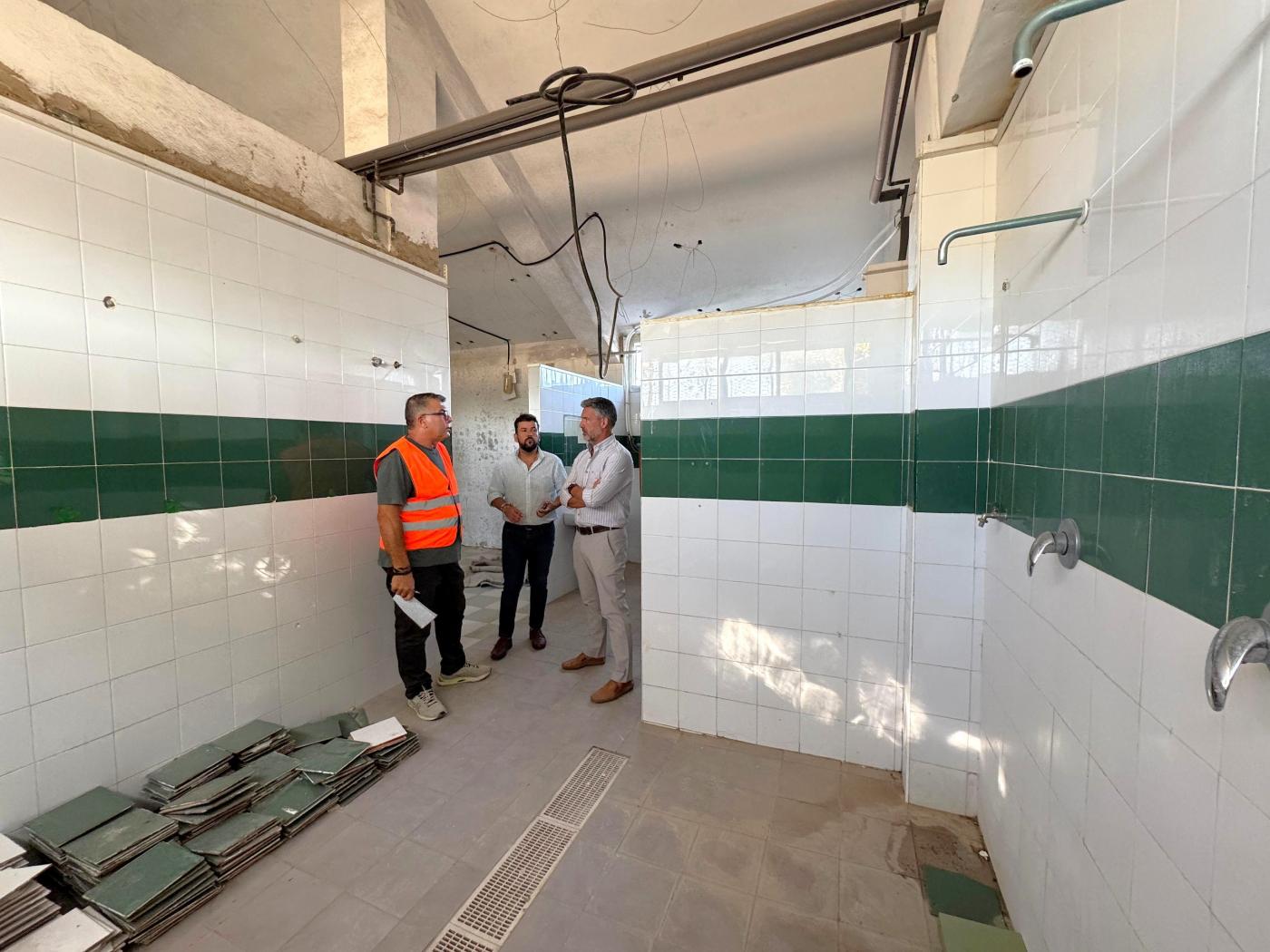 El alcalde de Rota visita las obras de los estadios de fútbol del CD Rota y UD Roteña