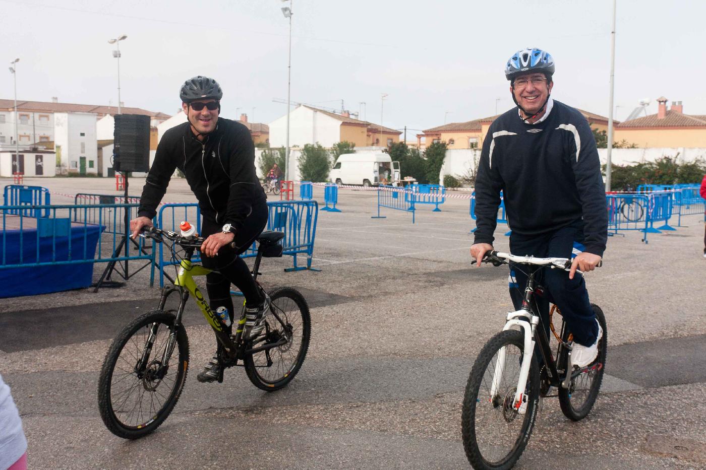 El delegado de Deportes participó en la marcha ciclista. Información.