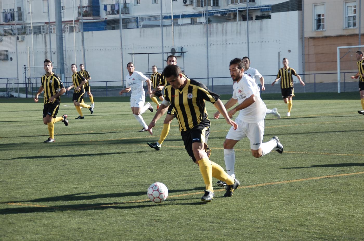 Leo saliendo desde atrás. J.F.C.