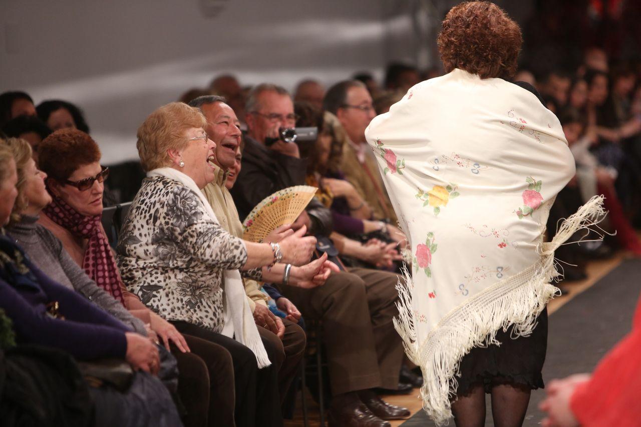 El pase de modas de mujeres mayores www.pasarelaflamenca.com (J.C.CORCHADO)