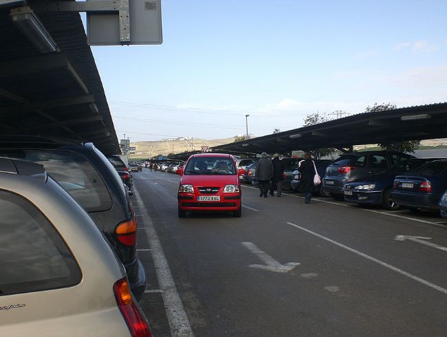 Muchos usuarios del hospital aparcan en Las Torres para librarse de los altos precios del parking - A.R.
