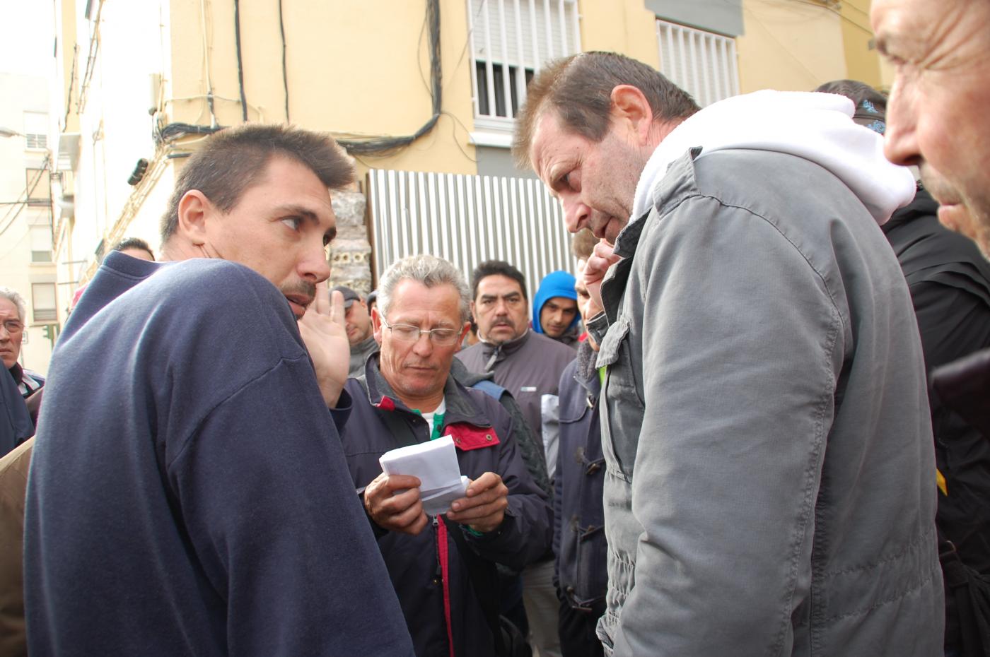 Hablando con el encargado. J.F.C.