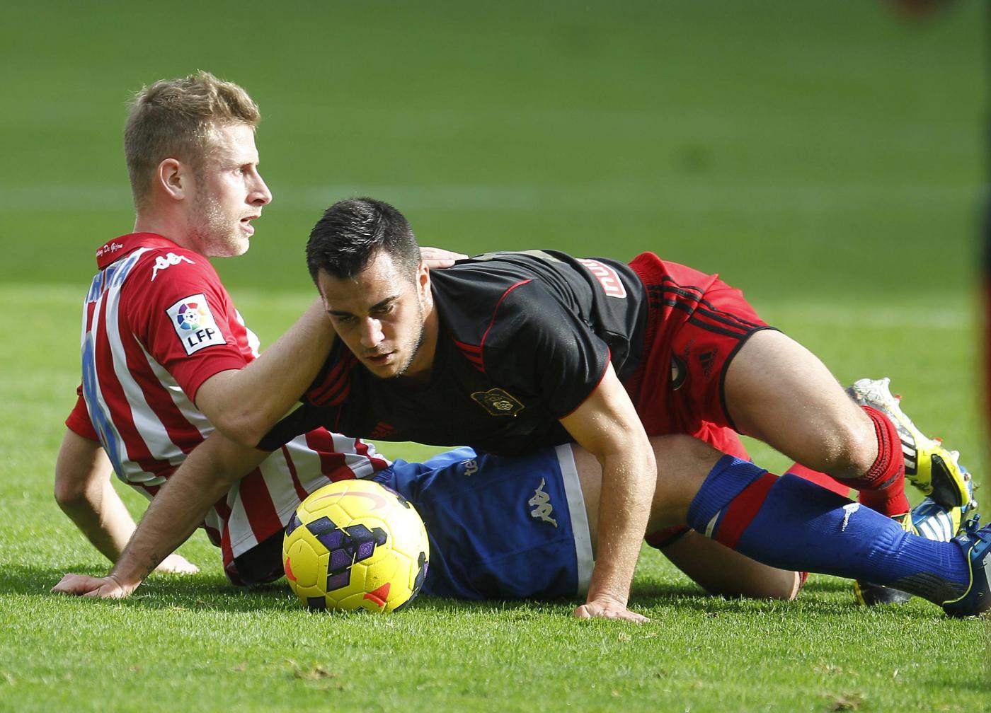 Joselu cae ante un rival Paloma Hucha