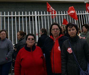 En la imagen, las tres trabajadoras despedidas en enero. Gema López