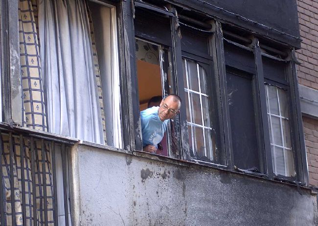 Un vecino se asoma a la calle y contempla atónito las consecuencias del siniestro. M. PIñero