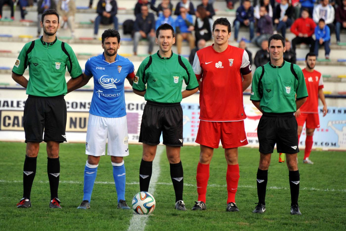 Trío arbitral y capitanes. J.F.C.