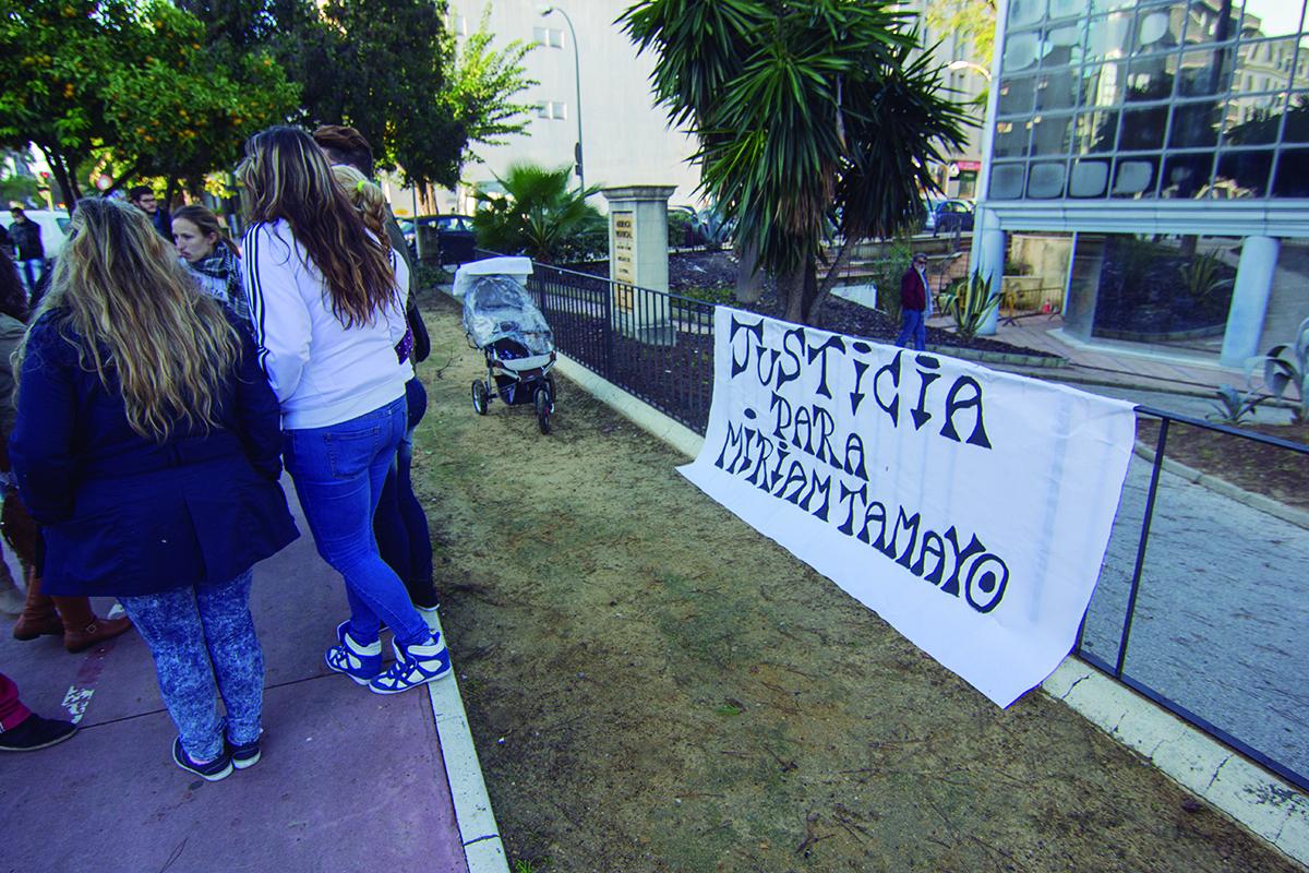 Pancartas ante la Audiencia Alejandro Pérez