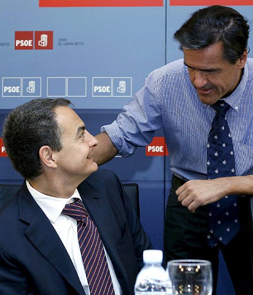 Zapatero conversa con el candidato socialista a las europeas, López Aguilar. INMA MESA/EFE