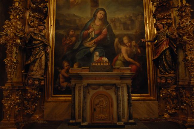 El cuadro de María Dolorosa no ha podido restaurarse al completo por el templete que está colocado frente a éste. Eloy Coss