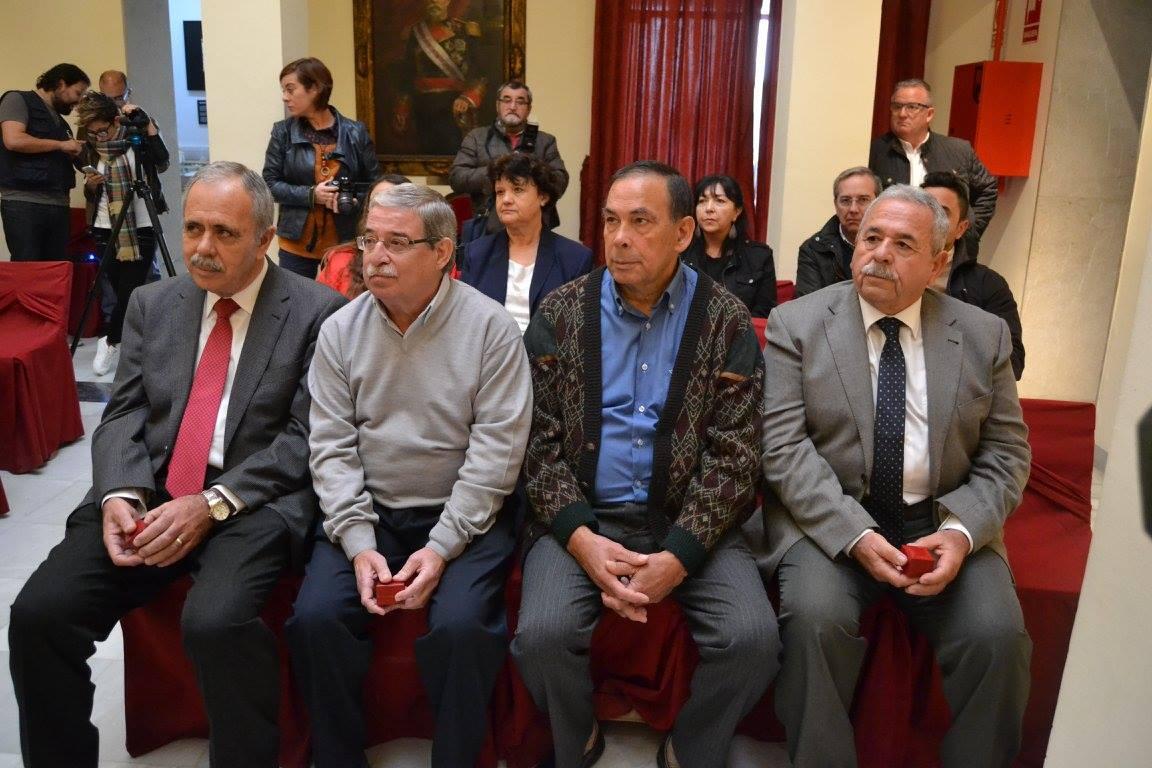 Los cuatro presentes. 
