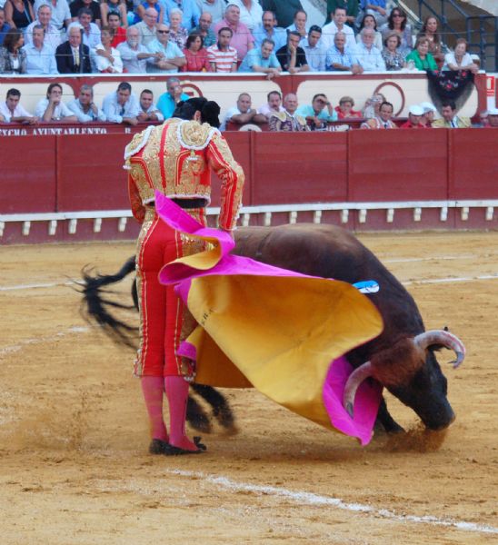 El extremeño trabajó para lograr la segunda oreja. M. J. Bernabé.