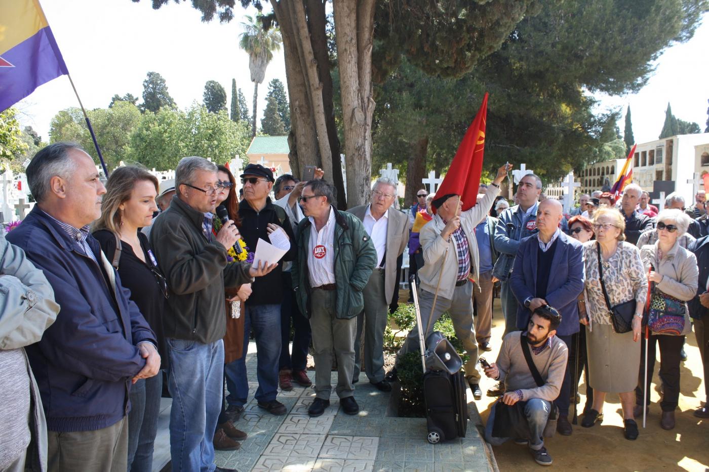 Acto en el cementerio IU