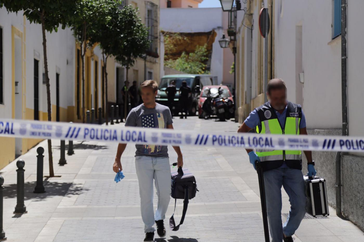 Un agente con el arma Cristo García
