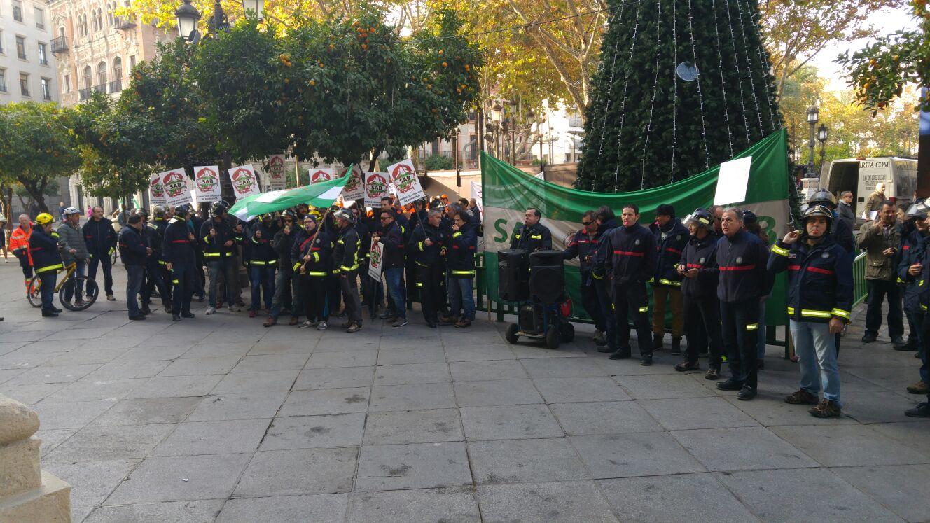 Concentración de los bomberos SAB