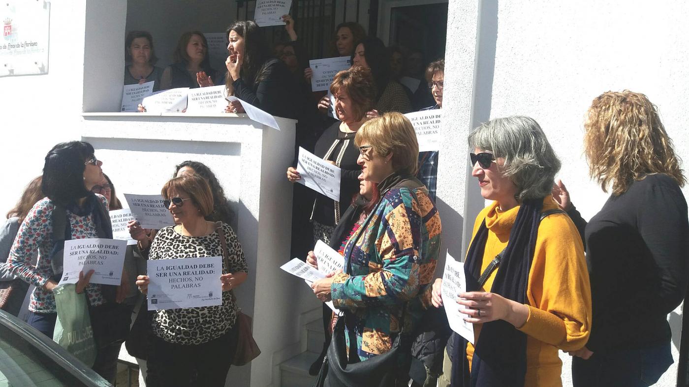 Cinco minutos de silencio.  Macías 