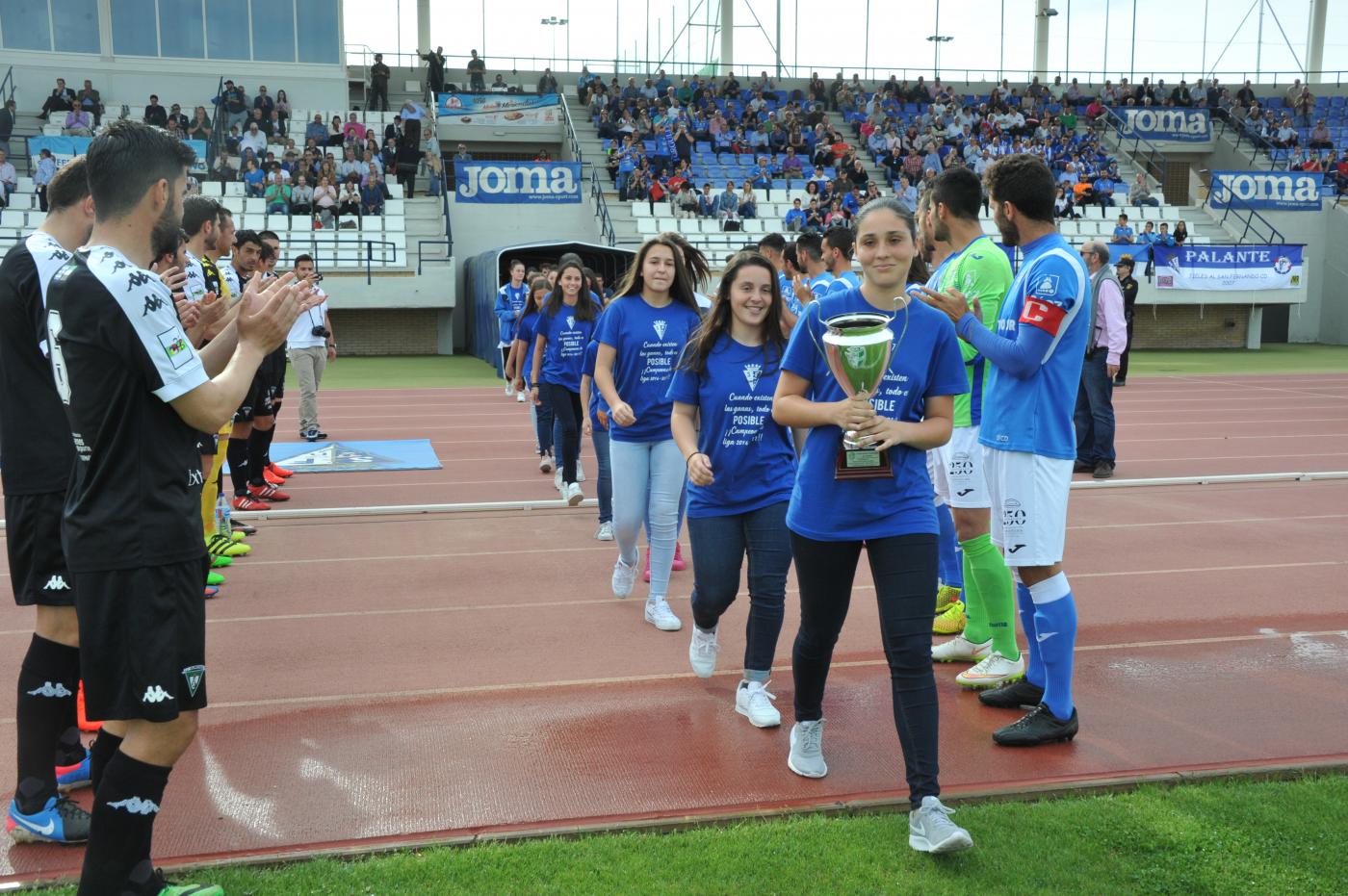 Pasillo a las campeonas. J.F.C.