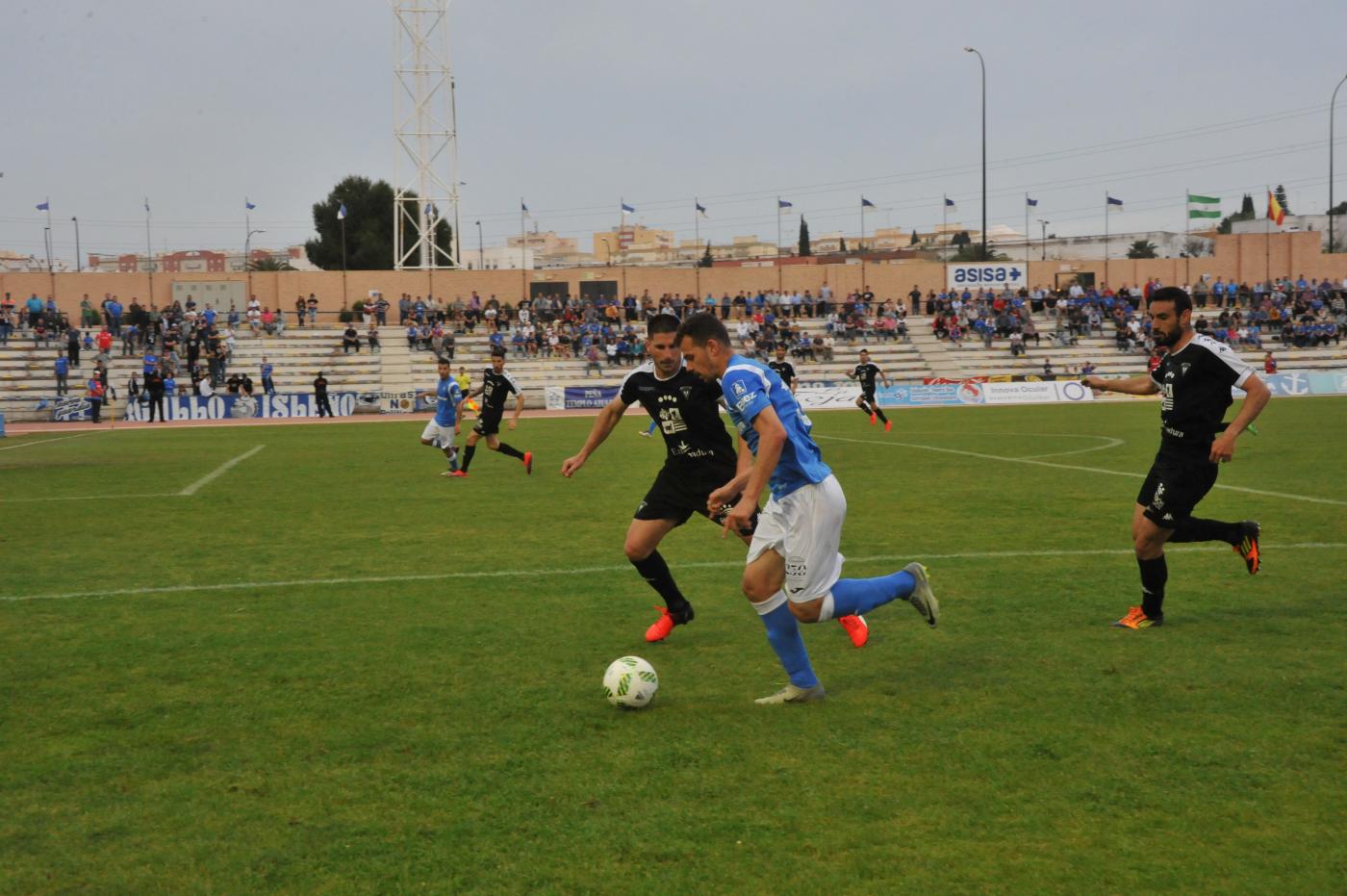 Espinar trata de marcharse. J.F.C.