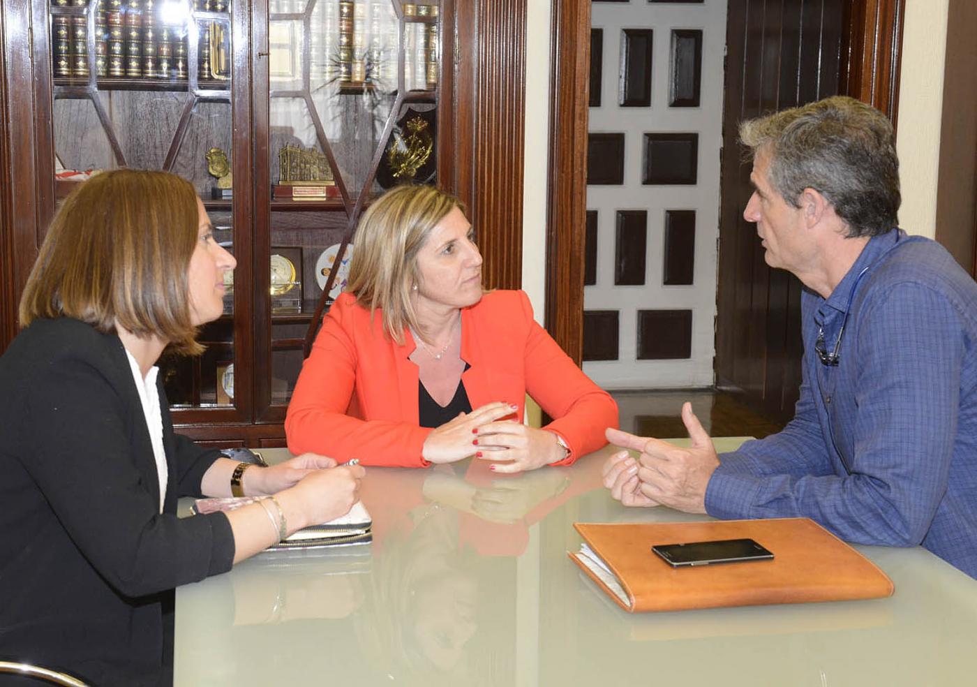 Reunión con la presidenta provincial.  Carmen Romero
