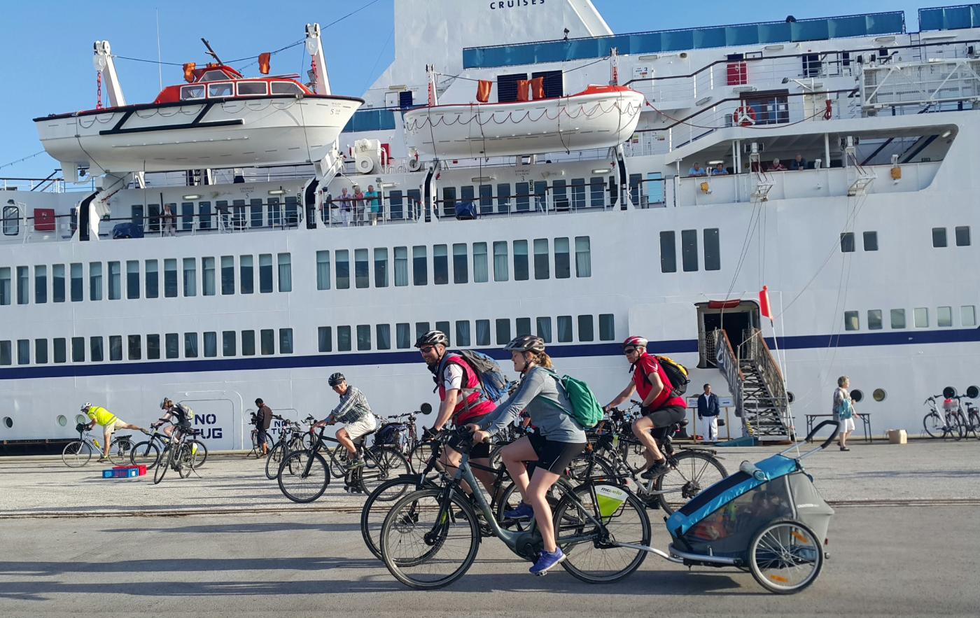 Llegada de los ciclistas A. I.