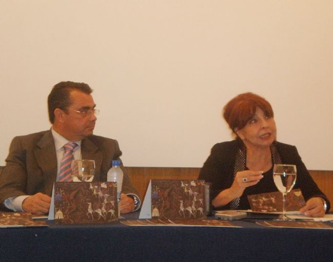 La presidenta de la Fundación y el alcalde, presentando los actos. B. G. S.