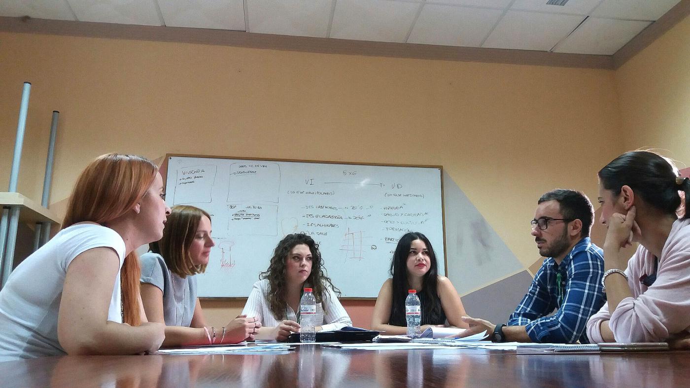 Reunión con los trabajadores del 'Emplea Joven'. Macías