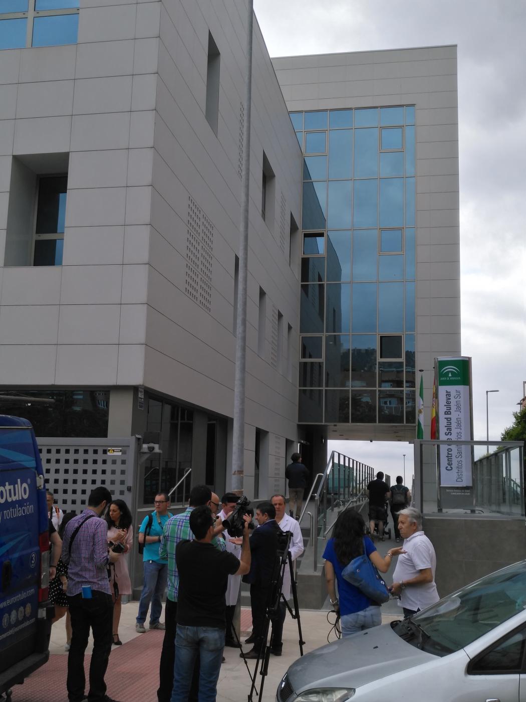 Puerta de acceso al centro de salud VIVA JAÉN 