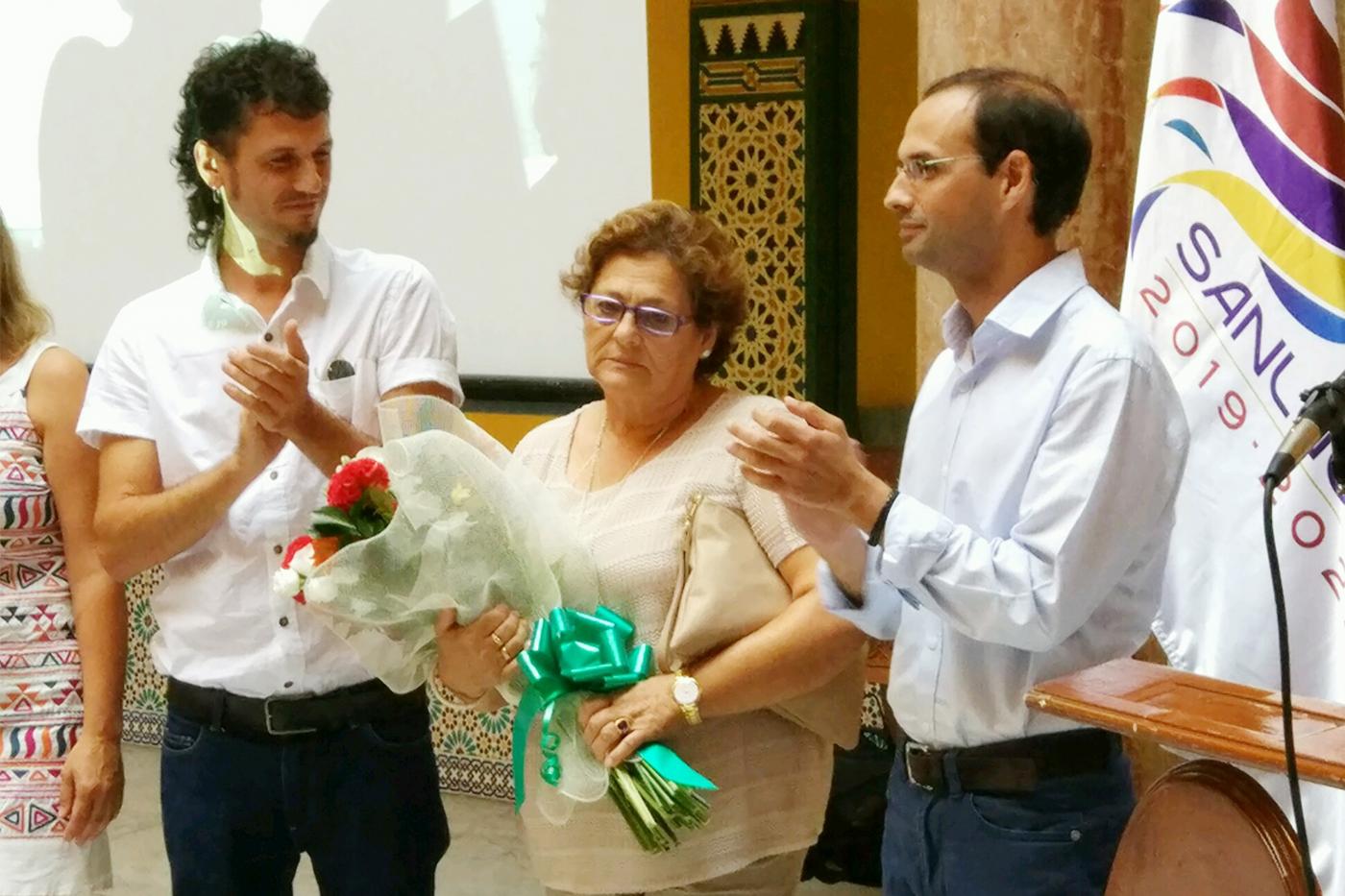 Su viuda recibe un ramo de flores A. I.
