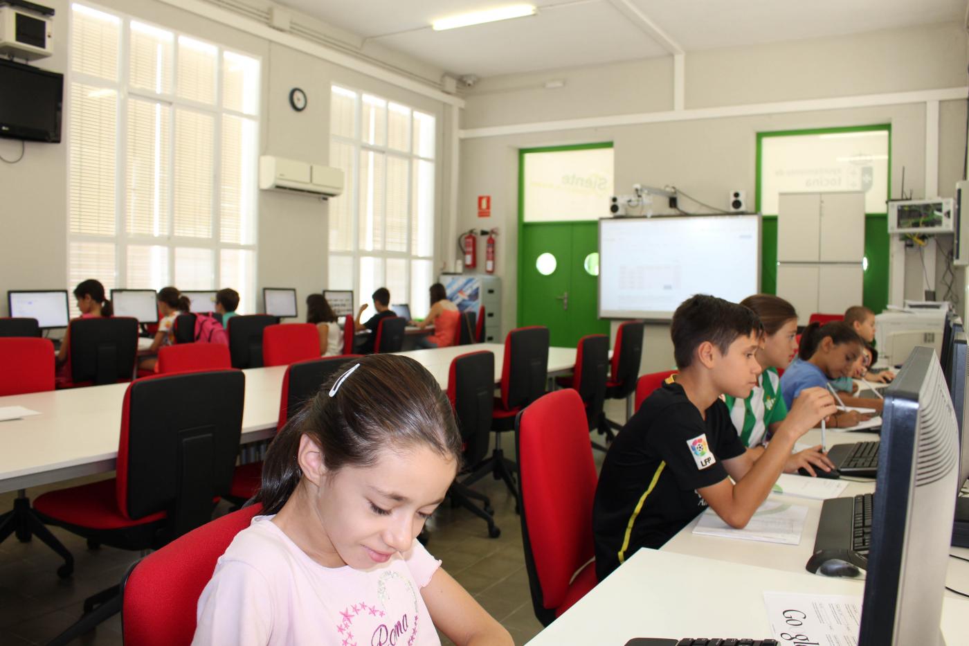 Jóvenes tocinenses dando clases de informática Tocina y Los Rosales