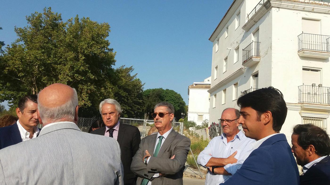Visita al inicio de las obras en La Verbena.  Macías