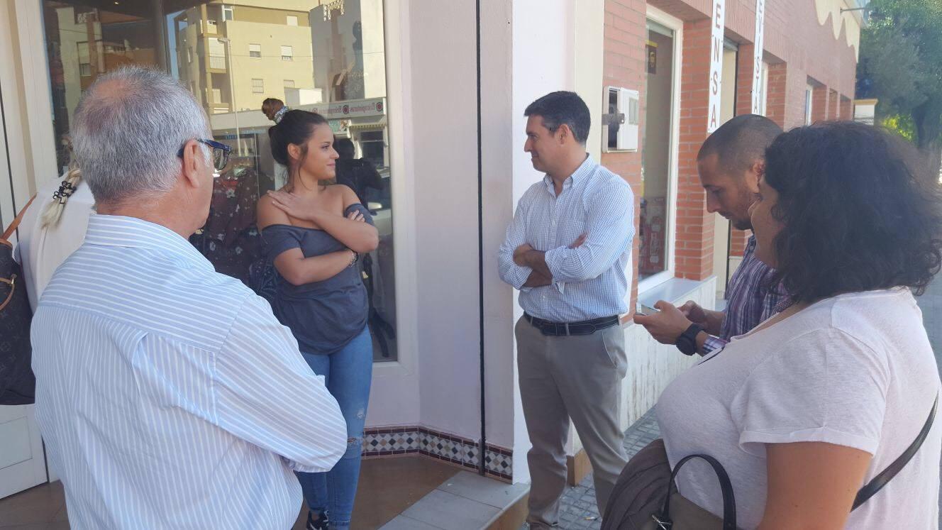 El alcalde visitando distintos comercios locales. Viva Rota